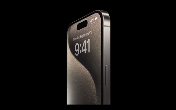 4 cạnh của iPhone 15 Pro đều có thiết bo tròn hơn so với cạnh vuông trên iPhone 14 Pro Max